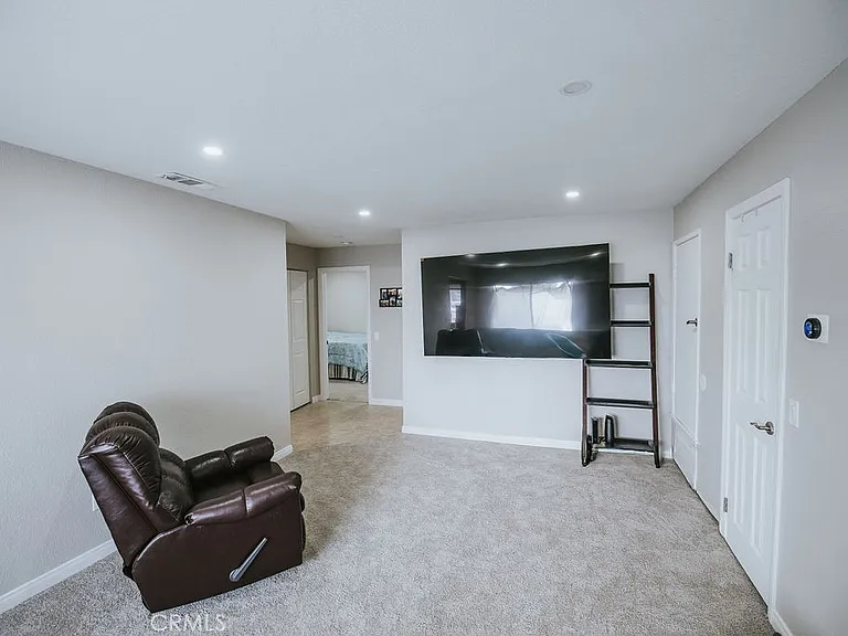 1554 Border Ave — Photo 5