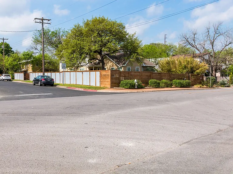 901 W Mary St — Photo 29