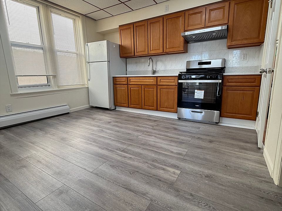 2nd image of 2069 W 12th St #3