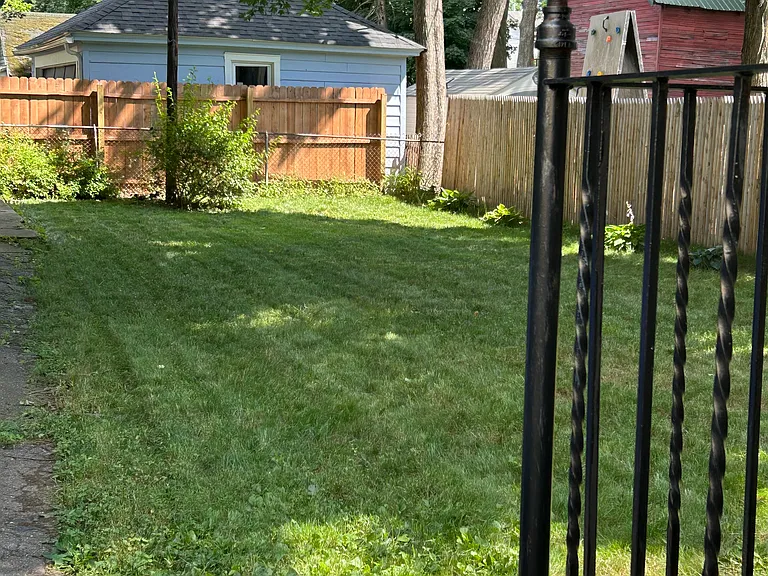 104 Elmendorf St — Photo 2