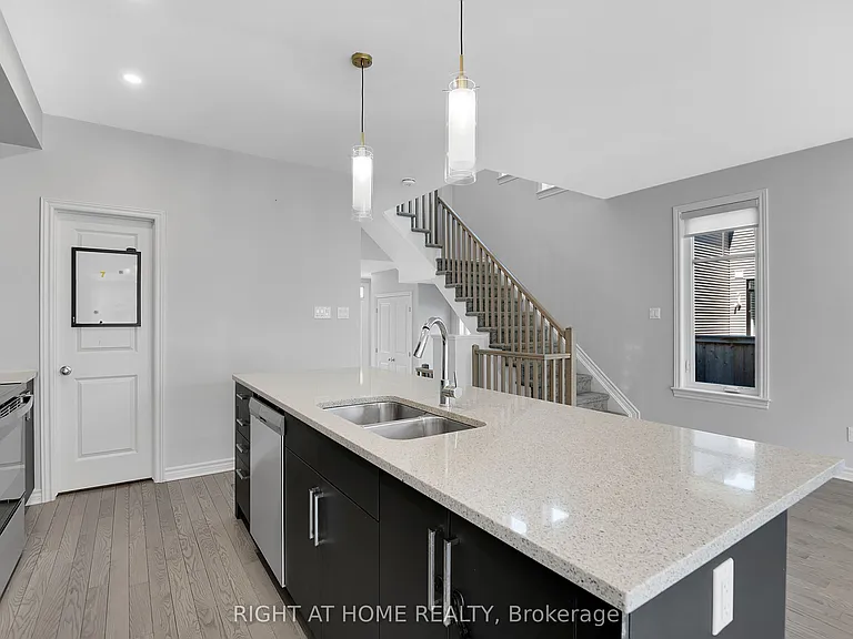 45 Mandevilla Cres — Photo 14