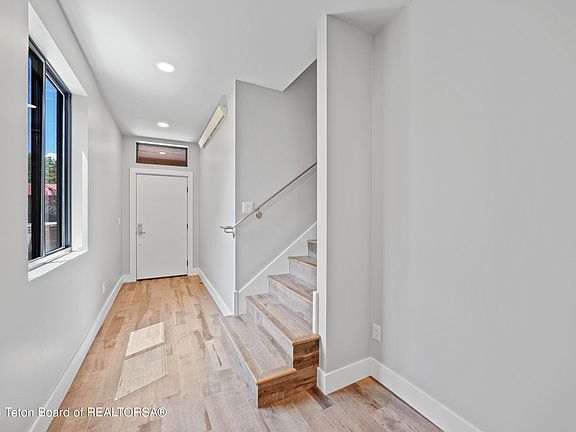 3rd image of 170 Redmond St N