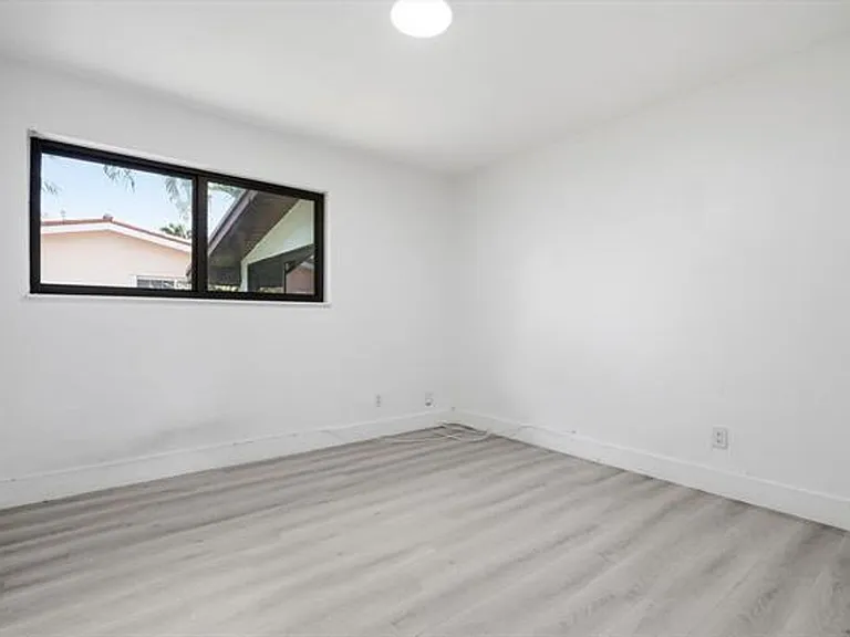 21341 NE 25th Ct #21341 — Photo 10
