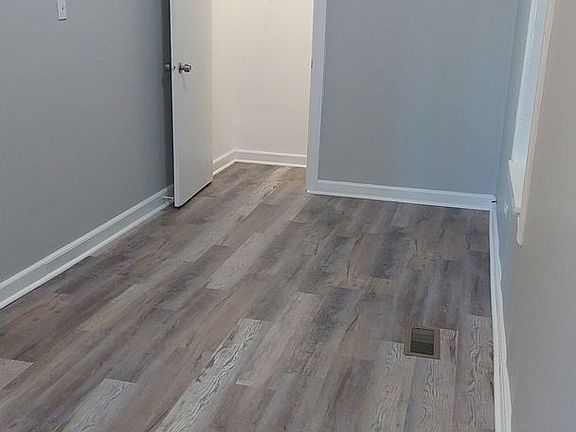 4th image of 4401 S Wood St #1