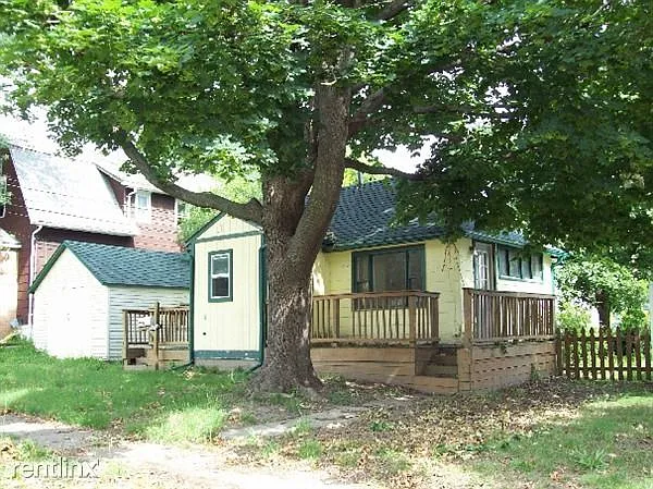 927 Pacific Ave photo 1