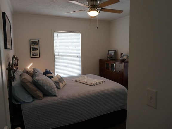 3rd image of 4020 Hollow Dr.