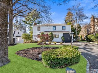 11 Entrance Road, East Hills, NY 11577