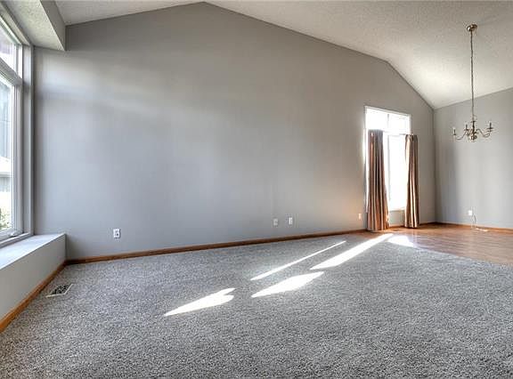 4th image of 624 Hawthorne Ln