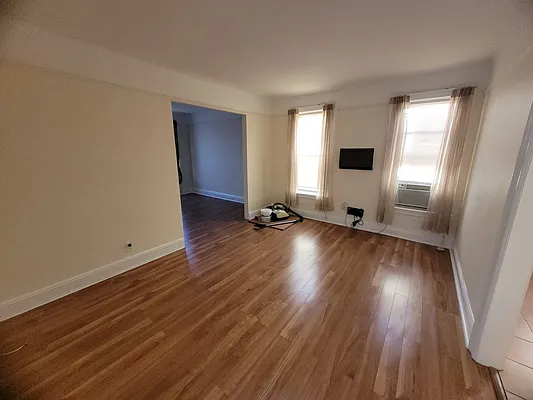 Rented by Halvatzis Realty | media 14