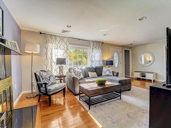 4th image of 12 Harmony Ln