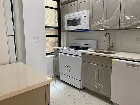 5th image of 211 E 35th St