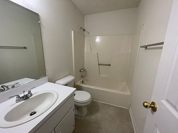 3rd image of 110 Garwin Dr W APT A