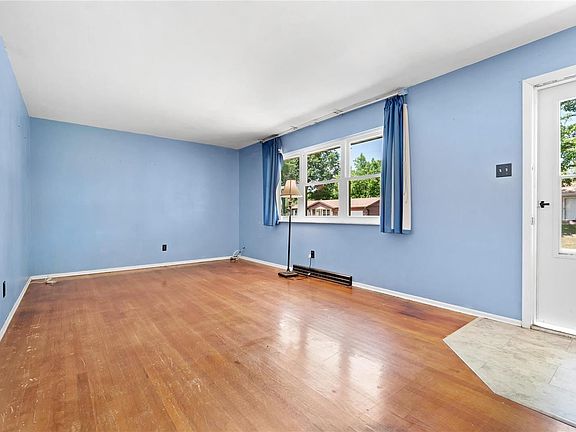 3rd image of 6 Pine Dr