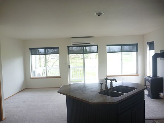 Lots of light, large deck, air conditioning
