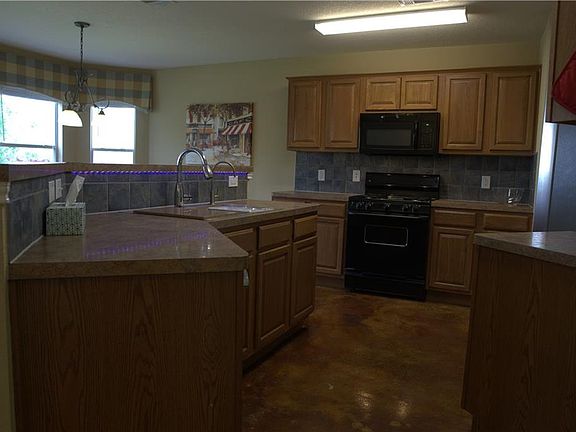 3rd image of 218 Old Settlers Dr