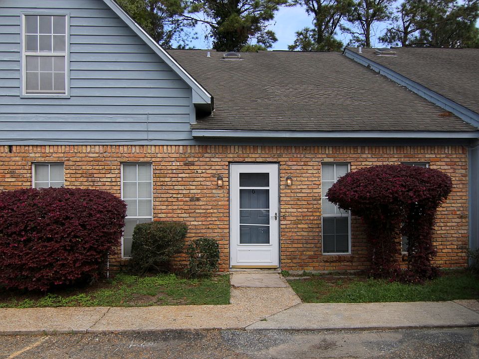 Townhome w/ lots to offer!