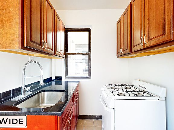 3rd image of 54 W 106th St APT 4B