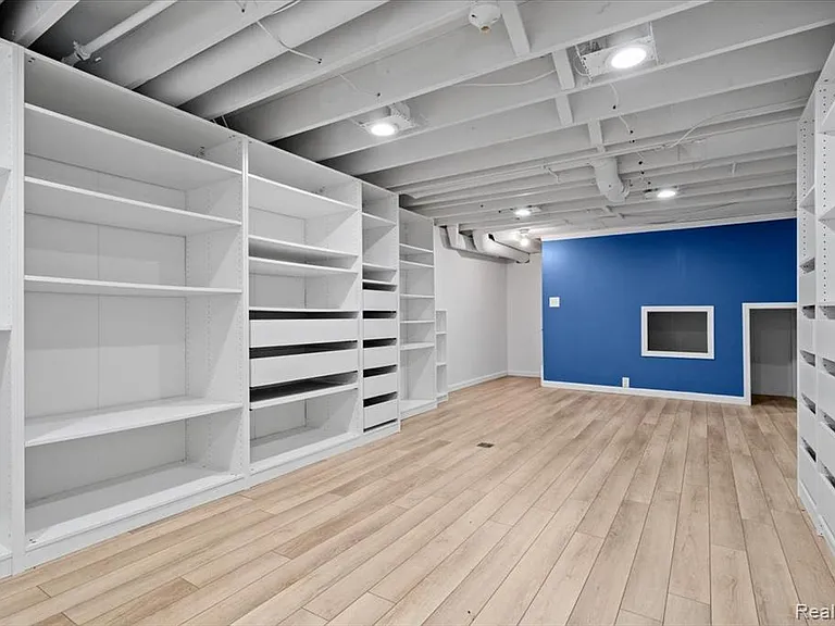 5476 Van Ness Dr — Photo 40