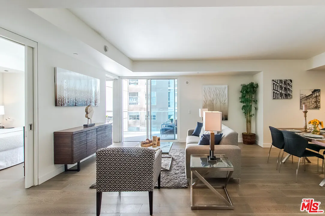 1 bed, 1.0 bath, 920 sqft, $4,500 — Photo 2
