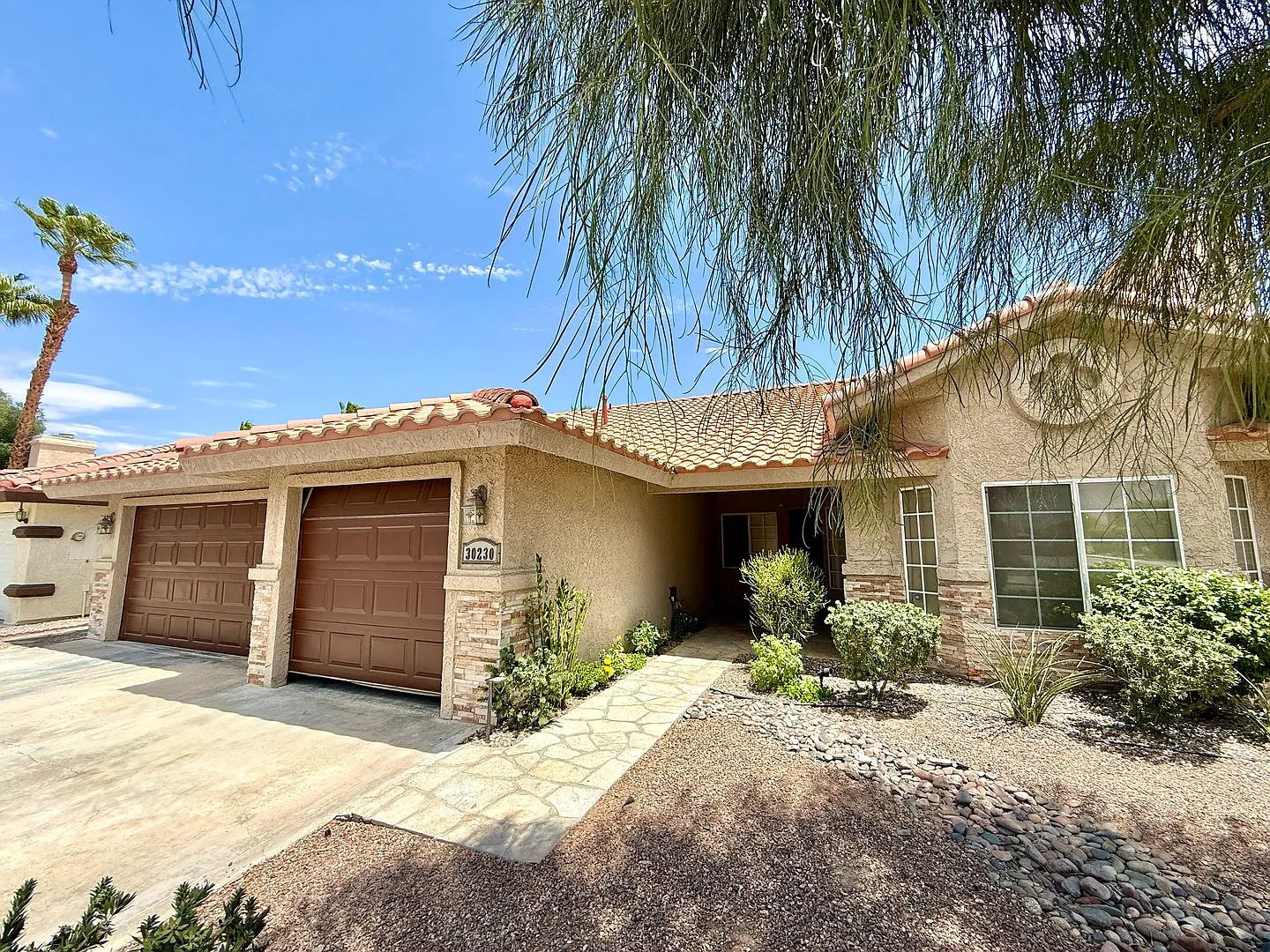 Landau Manor - Fantastic 4br/2ba/3 Car Garage W/ Pool & Solar! — Photo 3