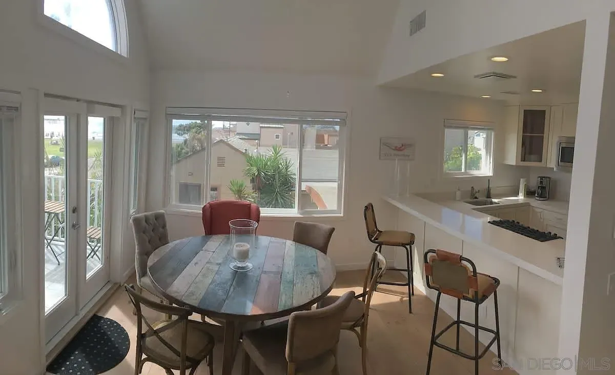 3 bed, 2.0 bath, 1076 sqft, $6,900 — Photo 4