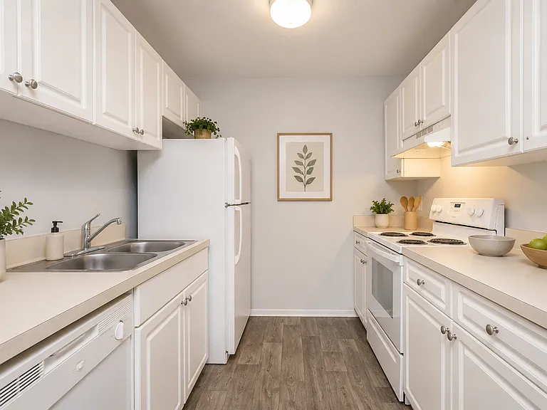 Crown Pointe Apartments — Photo 11