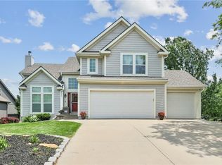 15545 S Summertree Ln, Olathe, KS 66062