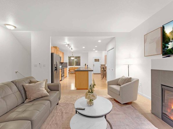 685 NW Falling Waters Ln Unit 103