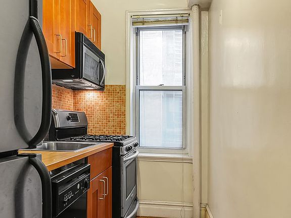 3rd image of 305 W 52nd St APT 2A