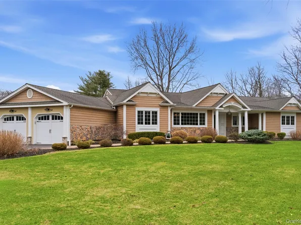 23 Astro Place, Dix Hills, NY 11746