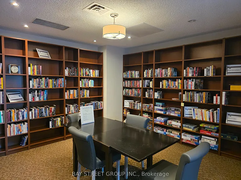 1 Aberfoyle Cres #2011 — Photo 28