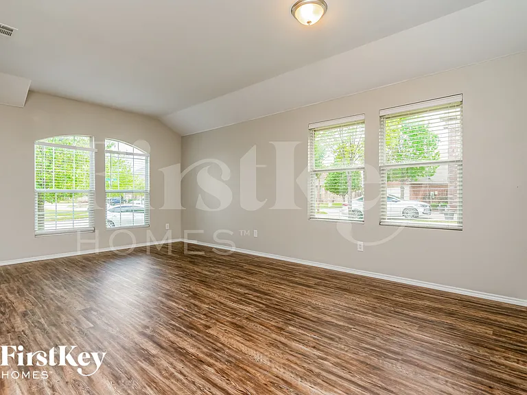 3908 Windy Point Dr — Photo 3