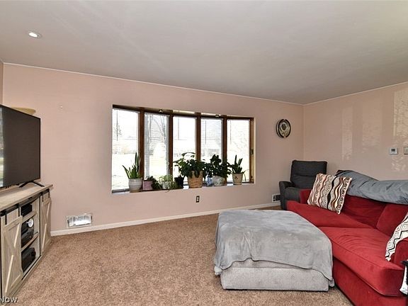 3rd image of 8195 Wyatt Rd