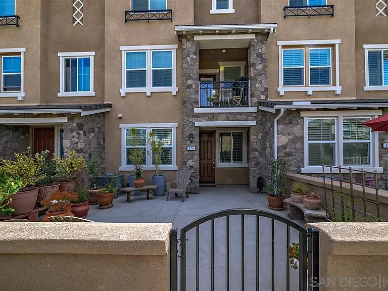 474 Prosperity Dr — Photo 2