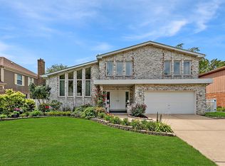 904 Pfingsten Rd, Glenview, IL 60025