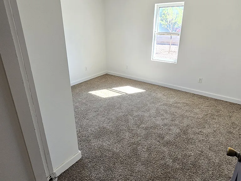 1805 N Valley Dr — Photo 15