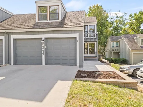 8217 Halsey St, Lenexa, KS 66215