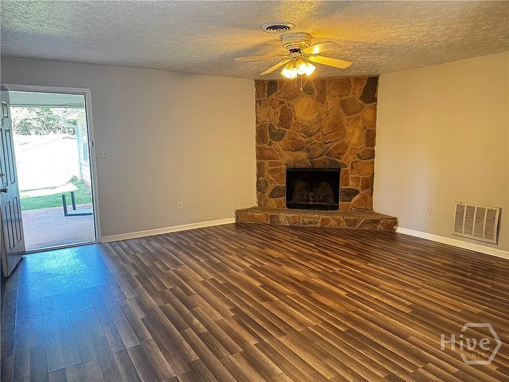 2 bed, 1.0 bath, 900 sqft, $1,000 — Photo 2