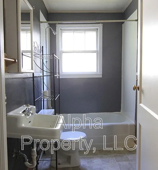 301 Dupont Dr #B — Photo 8