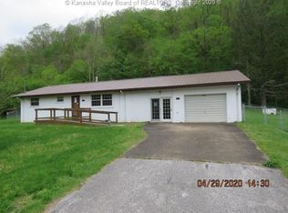523 Mamies Aly, Madison, WV 25130