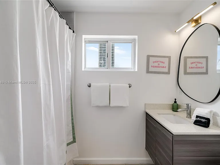 481 NE 29th St #601 — Photo 15