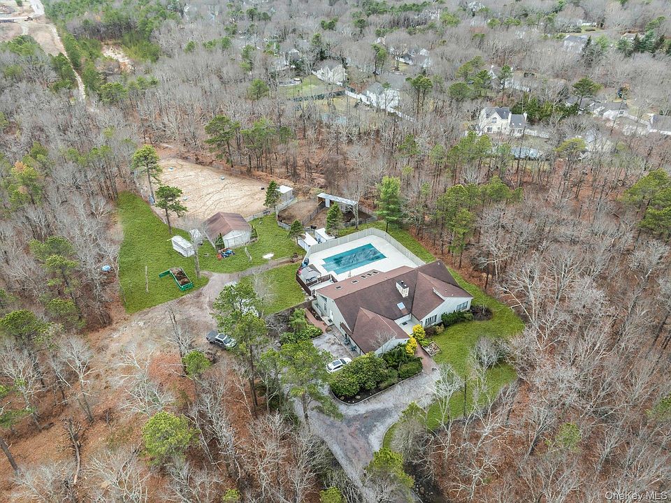 1st image of 4 Christine Lane