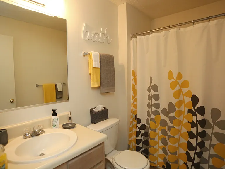 Taylor Pointe Apartments — Photo 26