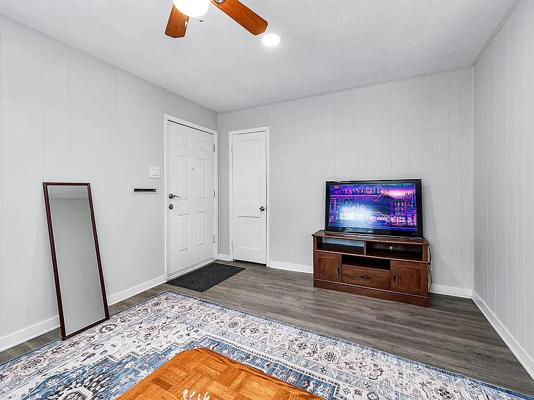 218 Hoffman St — Photo 6