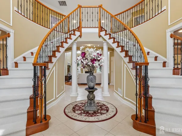 3 Windhaven Ct, Monroe Township, NJ 08831