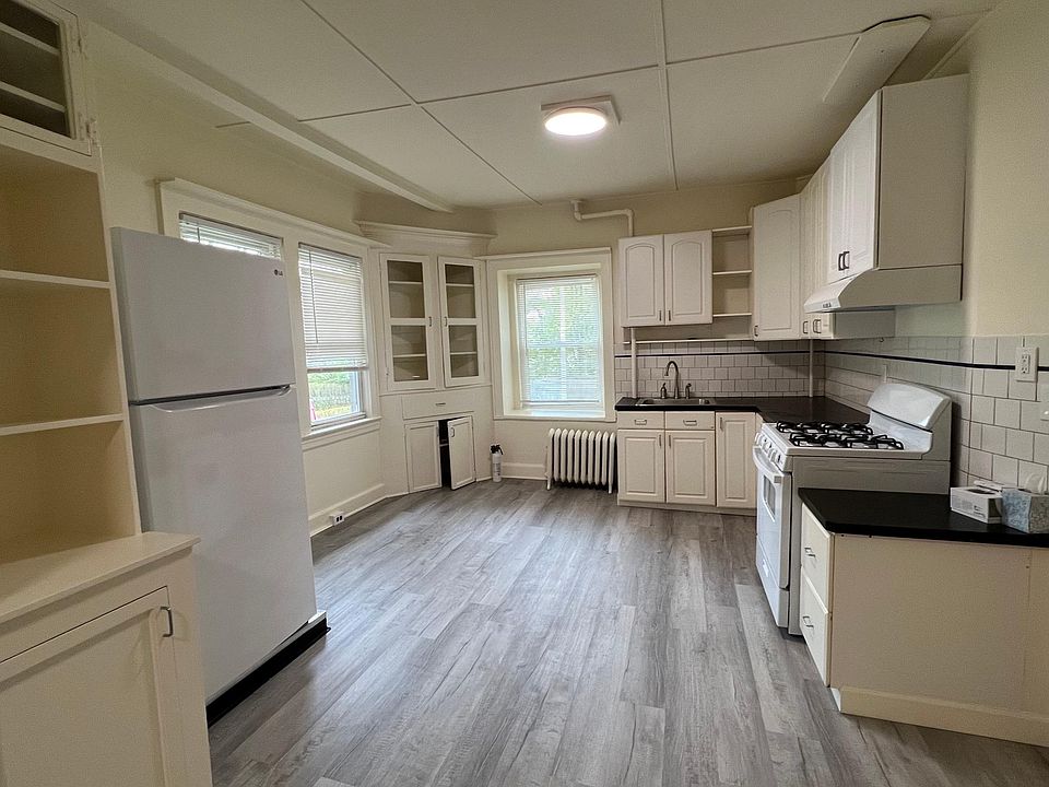 Large eat-in kitchen w/ built-ins.