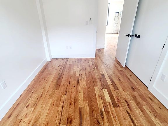 5th image of 953 Sherman Ave #2
