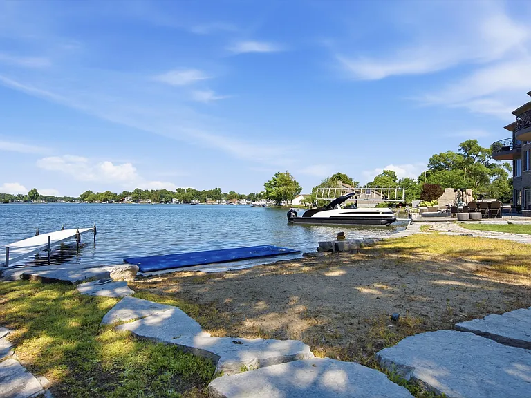 2200 S Long Lake Rd — Photo 38