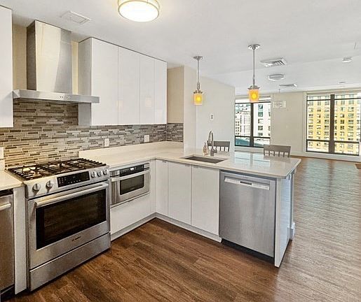 4th image of 121 Portland St Unit 902