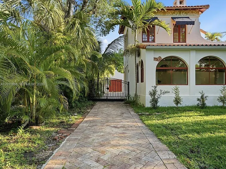 1137 Asturia Ave — Photo 7